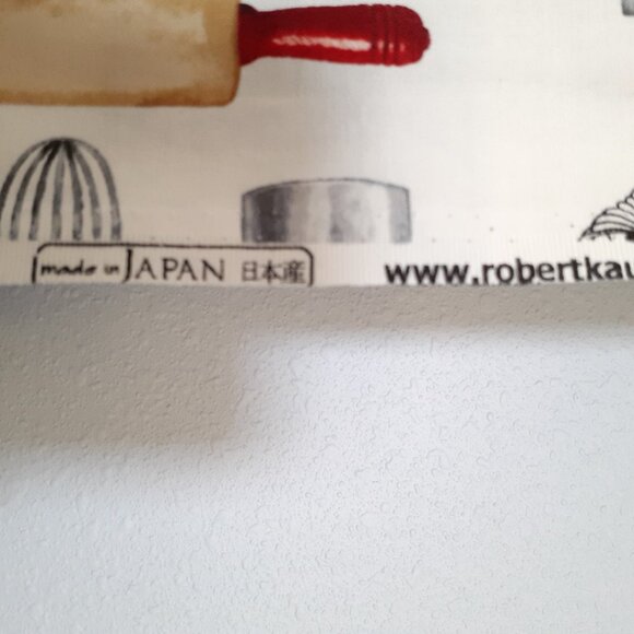 "kiss the cook" Mary Lake-Thompson LTD for Robert Kaufman Fabric White 4 yards - Picture 7 of 7